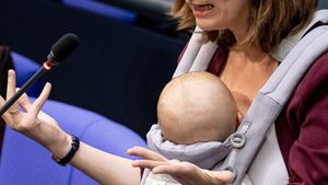  Video Anggota Parlemen Jerman Pidato Sambil Gendong Bayi