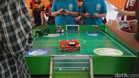 Ada pula perlombaan soccer, dengan peserta bersama robot mereka berkompetisi untuk mencetak gol. Foto: Nikita Rosa/detikcom