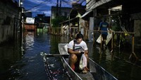 Kondisi ini menunjukkan betapa sulitnya mobilitas warga di tengah banjir yang melumpuhkan sebagian besar akses transportasi. REUTERS/Noel Celis