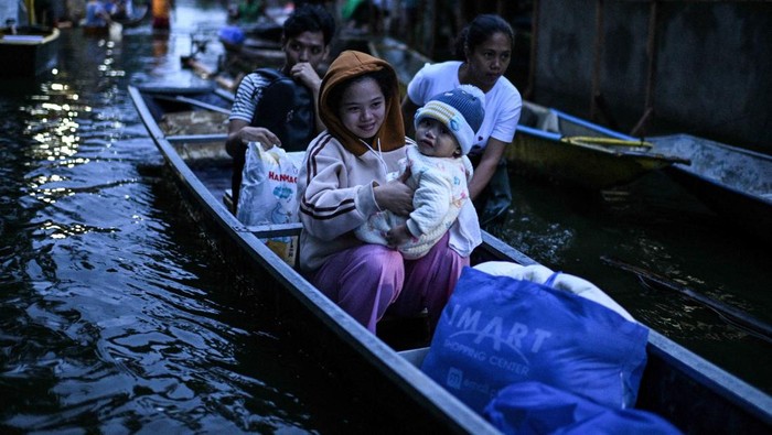 Hujan deras yang disertai angin kencang akibat Badai Tropis Bualoi membuat sejumlah wilayah di Provinsi Laguna, Filipina, terendam banjir parah pada Jumat (26/9/2025). Jalan-jalan utama di Kota Binan berubah menjadi sungai, memaksa warga mencari cara darurat untuk tetap bisa beraktivitas. REUTERS/Noel Celis