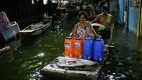Jalan-jalan utama di Kota Binan berubah menjadi sungai, memaksa warga mencari cara darurat untuk tetap bisa beraktivitas. REUTERS/Noel Celis