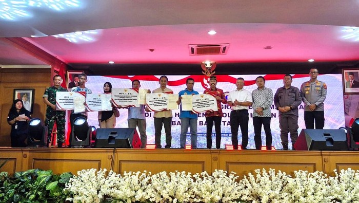 Badan Bank Tanah menyerahkan sertifikat tanah kepada masyarakat penerima manfaat reforma agraria di Kabupaten Penajam Paser Utara (PPU), Kalimantan Timur.