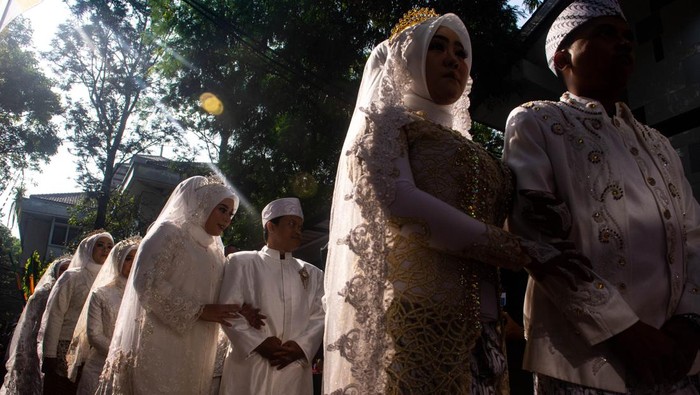 Bahagianya 10 Pasangan Ikut Nikah Gratis di Bandung Sejumlah pengantin melambaikan tangan saat menaiki bus Bandros seusai akad nikah secara gratis di depan Mal Pelayanan Publik Kota Bandung, Bandung, Jawa Barat, Jumat (26/9/2025). Pemerintah Kota Bandung menggelar nikah gratis bagi 10 pasangan dengan sekaligus menyediakan buku nikah, rias pengantin, mahar hingga kartu keluarga secara langsung sebagai bentuk pelayanan terpadu bagi masyarakat. ANTARA FOTO/Novrian Arbi/foc.