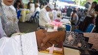 Pasangan calon pengantin melaksanakan akad nikah gratis di depan Mal Pelayanan Publik Kota Bandung, Jumat (26/9/2025). Acara ini menjadi bagian dari pelayanan terpadu Pemkot Bandung bagi warganya. ANTARA FOTO/Novrian Arbi