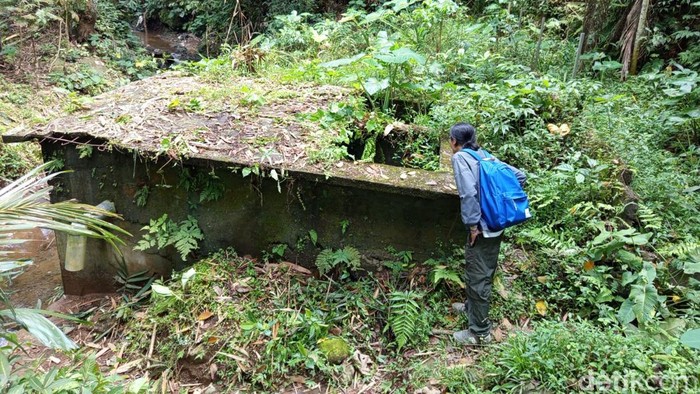 Penampakan bak penampungan air bersih yang dibangun Desa Salamkanci, Kecamatan Bandongan di Dusun Temanggal II, Desa Bumirejo, Kecamatan Kaliangkrik, Kabupaten Magelang kondisinya mangkrak, Jumat (26/9/2025).