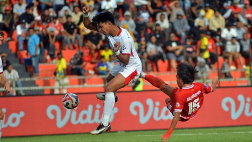 Pesepak bola Semen Padang FC Bruno Gomes (kanan) berebut bola dengan pesepak bola Bali United, Kadek Arel (kiri) pada pertandingan lanjutan BRI Super League di Stadion H Agus Salim Padang, Sumatera Barat, Jumat (26/9/2025). Tim Kabau Sirah dikalahkan tamunya Bali United dengan skor 1-3.  ANTARA FOTO/Iggoy el Fitra