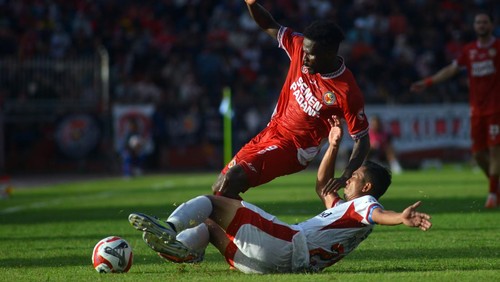 Pesepak bola Semen Padang FC Stewart (kiri) berebut bola dengan pesepak bola Bali United, Ricky Fajrin (kanan) pada pertandingan lanjutan BRI Super League di Stadion H Agus Salim Padang, Sumatera Barat, Jumat (26/9/2025). Tim Kabau Sirah dikalahkan tamunya Bali United dengan skor 1-3. ANTARA FOTO/Iggoy el Fitra