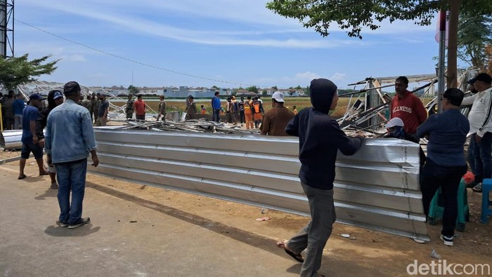 Bangunan liar di Jalan Metro Tanjung Bunga Makassar dibongkar.