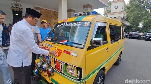 Bemo kuning, yang menjadi layanan antar jemput anak sekolah di Mataram.