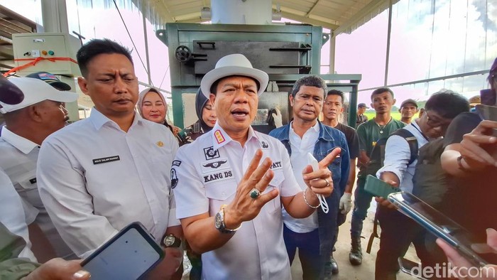 Bupati Bandung, Dadang Supriatna.