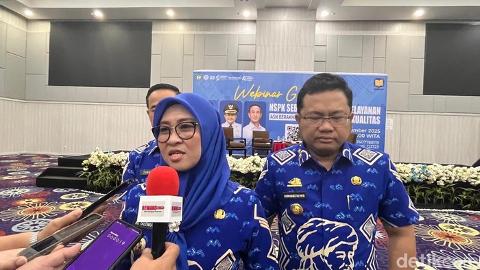 Bupati Gowa Husniah Talenrang memberi keterangan kepada media usai menjadi pembicara dalam acara webinar di Swiss-Belinn Panakkukang Makassar, Jumat (26/9/2025).