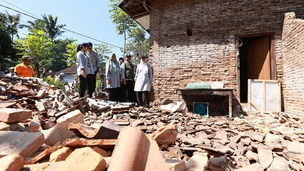 Momen Bupati Ipuk Tinjau Rumah Rusak Terdampak Gempa Banyuwangi