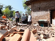 Momen Bupati Ipuk Tinjau Rumah Rusak Terdampak Gempa Banyuwangi