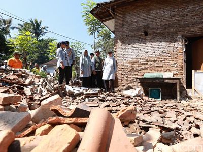 Momen Bupati Ipuk Tinjau Rumah Rusak Terdampak Gempa Banyuwangi