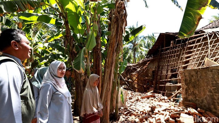 Bupati Ipuk Tinjau Bangunan Terdampak Gempa Banyuwangi