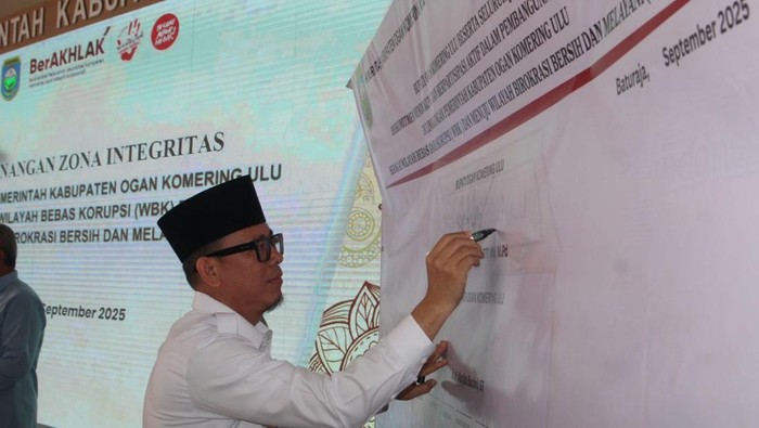 Bupati OKU Teddy Meilwansyah saat menandatangani zona integritas.