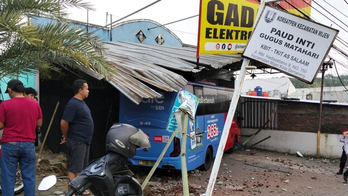 Bus Rapid Transit (BRT) Trans Semarsng mengalami rem blong hingga menabrak pagar masjid dan dua motor pegawai gadai di Kecamatan Mijen, Kota Semarang, Jumat (26/9/2025).