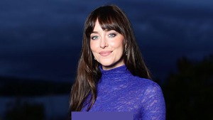 Sebenarnya, ini bukan gaya baru buat Dakota. Naked dress memang udah kayak signature look-nya di red carpet. Dari jalanan New York, front row fashion show, sampai Cannes Film Festival, walaupun Cannes bikin aturan larangan kain transparan di 2025 gara-gara terlalu banyak yang pakai tren ini. Foto: Getty Images for ZFF/Andreas Rentz