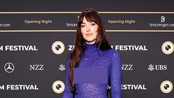 Dakota Johnson Pakai Gaun Transparan, Terpaksa Kena Sensor