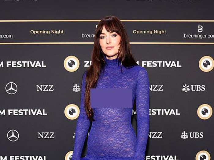 Dakota Johnson di acara Makan Malam Kering Caring For Women selama Pekan Mode New York yang diselenggarakan di The Grill pada 11 September 2025 di New York, New York.