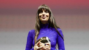 Kalau dilihat sekilas, potongannya simpel. Bergaya turtle neck, lengan panjang, rok mengembang dari pinggang. Foto: Getty Images for ZFF/Andreas Rentz