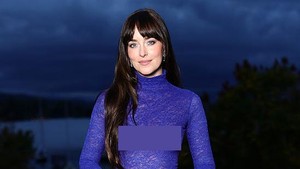 Tapi begitu nyadar kainnya transparan, langsung berubah total. Bukan buat mereka yang pemalu. Foto: Photo by Andreas Rentz/Getty Images for ZFF