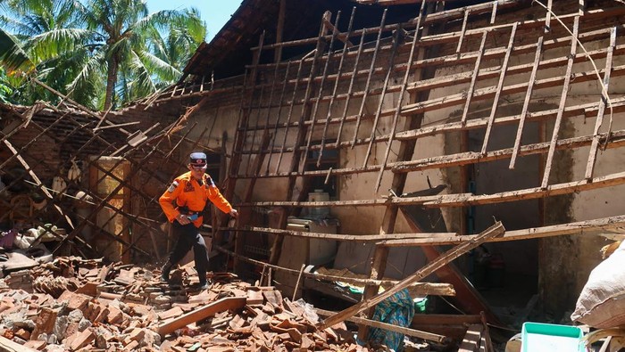 Dampak gempa di Banyuwangi Petugas BPBD mengecek bangunan yang ambruk akibat gempa di Desa Bimorejo, Wongsorejo, Banyuwangi, Jawa Timur, Jumat (26/9/2025). Gempa 5,7 magnitudo yang terjadi di timur laut Banyuwangi pada Kamis (25/9) sore itu mengakibatkan tujuh bangunan di Banyuwangi rusak ringan hingga berat. ANTARA FOTO/Budi Candra Setya/bar