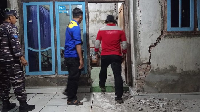 Petugas gabungan memeriksa rumah warga yang rusak akibat gempa di Banyuputih, Situbondo, Jawa Timur, Kamis (25/9/2025). BPBD Kabupaten Situbondo Jawa Timur mencatat jumlah rumah rusak akibat gempa bumi dengan kekuatan magnitudo 5,7 sebanyak 50 rumah yang tersebar di empat desa. ANTARA FOTO/HO/BPBD Situbondo/sgd/tom.
