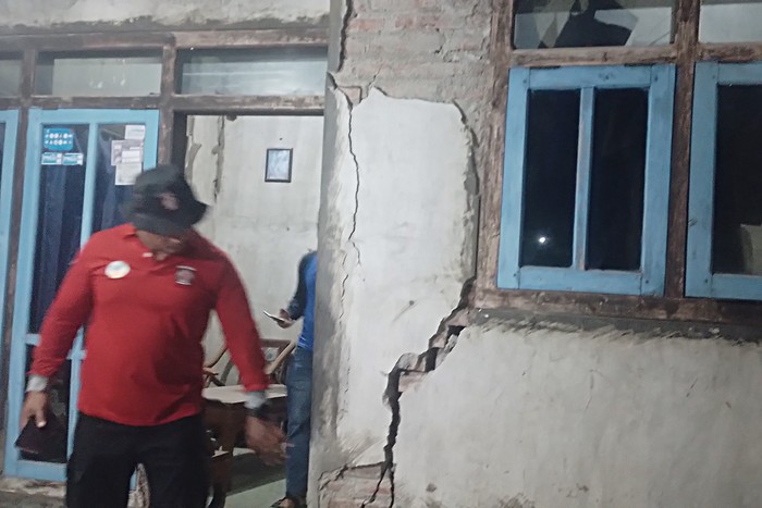 Petugas memeriksa rumah warga yang terdampak gempa di Desa Sumberwaru, Banyuputih, Situbondo, Jawa Timur, Kamis (25/9/2025). BPBD Kabupaten Situbondo Jawa Timur mencatat jumlah rumah rusak akibat gempa bumi dengan kekuatan magnitudo 5,7 sebanyak 50 rumah yang tersebar di empat desa. ANTARA FOTO/Sutikno/sgd/tom.