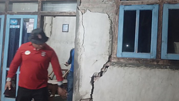 Petugas memeriksa rumah warga yang terdampak gempa di Desa Sumberwaru, Banyuputih, Situbondo, Jawa Timur, Kamis (25/9/2025). BPBD Kabupaten Situbondo Jawa Timur mencatat jumlah rumah rusak akibat gempa bumi dengan kekuatan magnitudo 5,7 sebanyak 50 rumah yang tersebar di empat desa. ANTARA FOTO/Sutikno/sgd/tom.