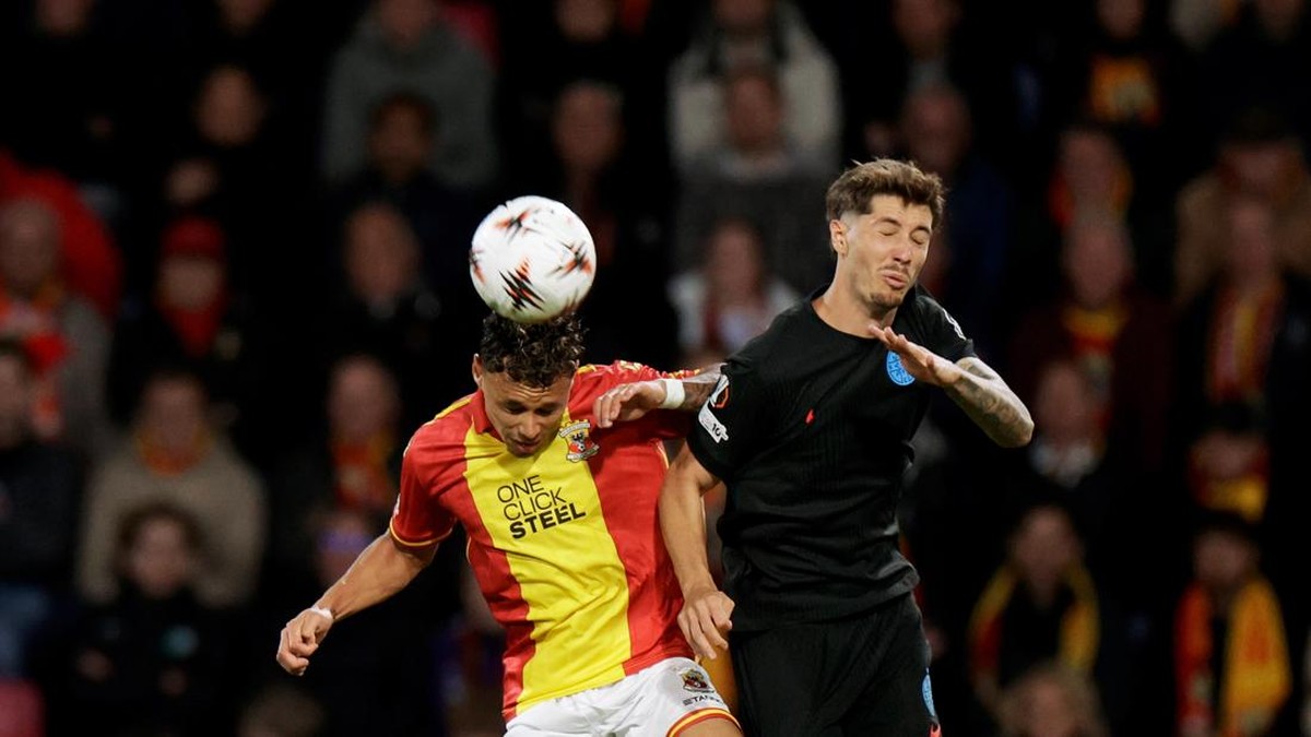 Dean James di laga Go Ahead Eagles vs FCSB. (Foto: Getty Images/Soccrates Images)