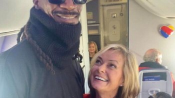 Pramugari ini mengira dia sedang berfoto dengan Snoop Dog. Foto: ZhouLe via Bored Panda