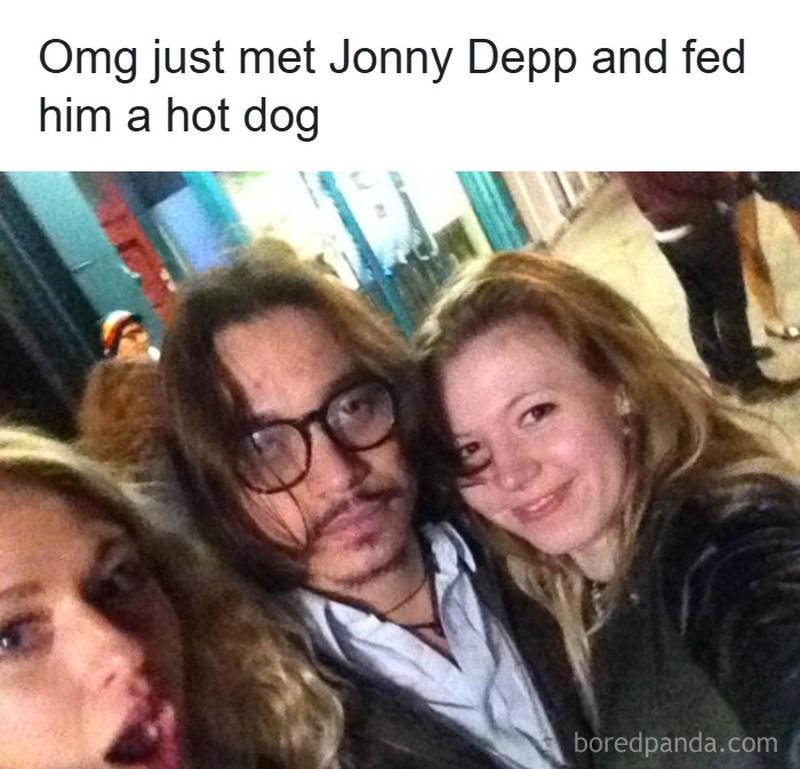 Orang-orang ini sudah excited karena mengira mereka berfoto dengan seorang artis. Tapi yang diajak foto ternyata bukan si artis yang dimaksud.