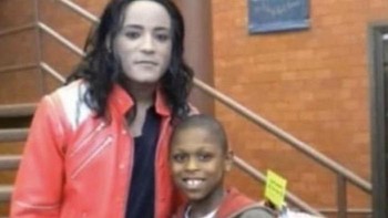 Aku selalu cerita orang-orang aku pernah ketemu Michael Jackson, tapi sekarang aku menemukan fotonya, siapa nj*r dia, netter baru sadar. Foto: insmek via Bored Panda