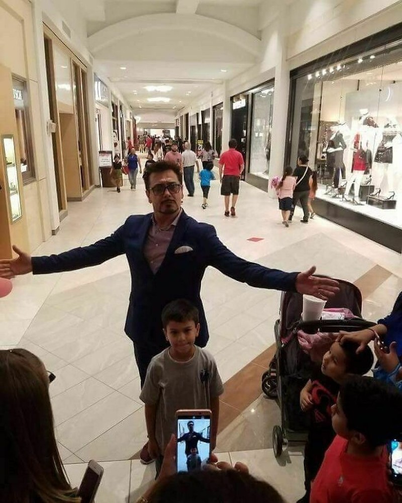 Orang-orang ini sudah excited karena mengira mereka berfoto dengan seorang artis. Tapi yang diajak foto ternyata bukan si artis yang dimaksud.