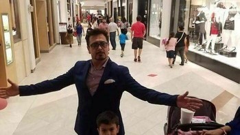 Robert Downey Jr. main ke mal kecil di daerah Texas? Foto: ClassyRedneck via Bored Panda