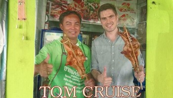 Ada yang ngaku-ngaku jadi Tom Cruise di restoran ayam kecil di Thailand. Foto itu pun dipajang. Foto: ZhouLe via Bored Panda