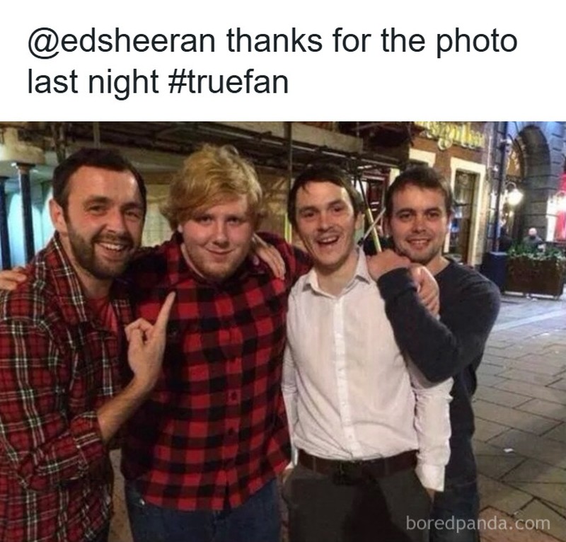 Orang-orang ini sudah excited karena mengira mereka berfoto dengan seorang artis. Tapi yang diajak foto ternyata bukan si artis yang dimaksud.