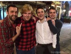 Dikira Foto Sama Artis, Tahunya Sama... Auk Siapa