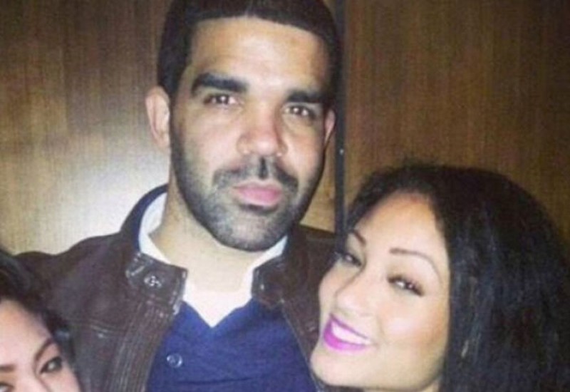 Orang-orang ini sudah excited karena mengira mereka berfoto dengan seorang artis. Tapi yang diajak foto ternyata bukan si artis yang dimaksud.