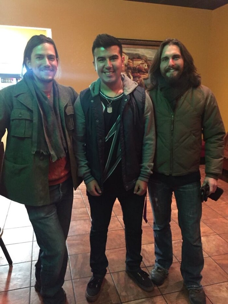 Orang-orang ini sudah excited karena mengira mereka berfoto dengan seorang artis. Tapi yang diajak foto ternyata bukan si artis yang dimaksud.