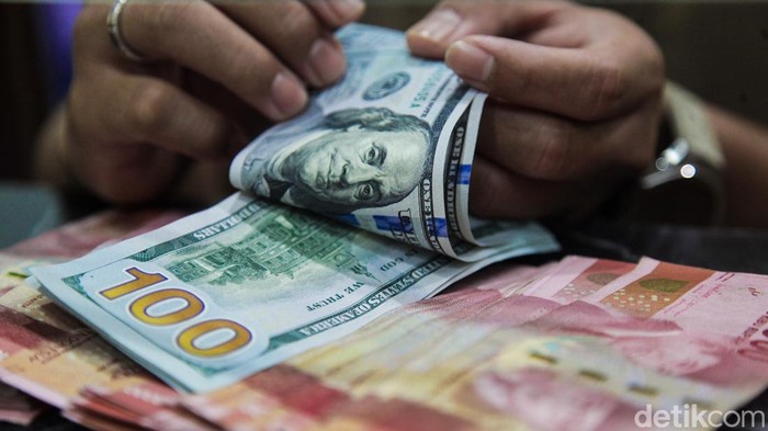 Petugas menata mata uang Rupiah dan Dolar AS di penukaran valas di Jakarta, Jumat (26/9/2025). Dikutip dari data Bloomberg, Jumat (26/9), dolar AS dibuka di Rp 16.745. Kemudian sekitar pukul 09.10, dolar AS naik ke posisi Rp 16.789. Dolar AS naik 40,00 poin atau 0,24%.