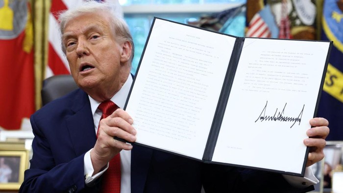U.S. President Donald Trump shows a signed executive order on a deal that would divest TikToks U.S. operations from ByteDance from its Chinese owner ByteDance, at the White House in Washington, D.C., U.S., September 25, 2025. REUTERS/Kevin Lamarque