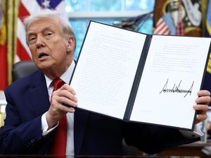 Video Trump Tanda Tangani Perintah Eksekutif soal Penjualan TikTok