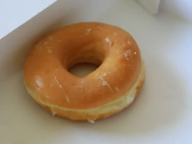 Makan Sisa Donat Terakhir, Wanita Ini Dicuekin Rekan Kerjanya.