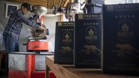 Pekerja memasukkan biji kopi ke dalam mesin sangrai (roasting) kopi di Bareto Coffee, Pangalengan, Kabupaten Bandung, Jawa Barat, Kamis (25/9/2025). ANTARA FOTO/Abdan Syakura