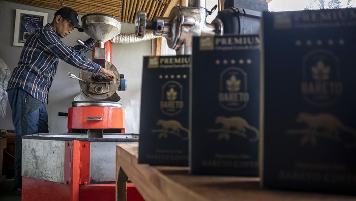 Dorong UMKM Naik Kelas Lewat Penjaminan Kredit Pekerja memasukkan biji kopi ke dalam mesin sangrai (roasting) kopi di Bareto Coffee, Pangalengan, Kabupaten Bandung, Jawa Barat, Kamis (25/9/2025). PT Jaminan Kredit Indonesia (Jamkrindo) mendukung pertumbuhan UMKM berkelanjutan dan berkontribusi pada ekonomi melalui penjaminan kredit yang meningkatkan akses pembiayaan UMKM ke lembaga keuangan formal serta menjalin kemitraan strategis dengan berbagai pihak untuk memperluas jangkauan layanan dan mendorong pertumbuhan ekonomi nasional secara inklusif dan berkelanjutan. ANTARA FOTO/Abdan Syakura