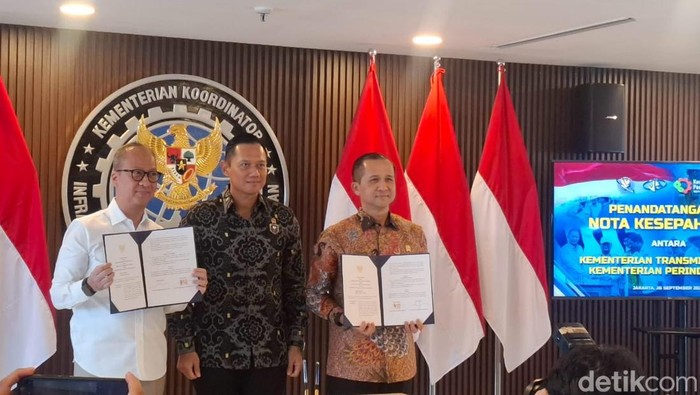 Menteri Perindustrian Agus Gumiwang Kartasasmita dengan Menteri Transmigrasi Iftitah Sulaiman menandatangani nota kesepahaman (MoU) tentang pengembangan industri di kawasan transmigrasi. Penandatanganan ini disaksikan langsung oleh Menteri Koordinator Infrastruktur dan Pembangunan Kewilayahan (IPK) Agus Harimurti Yudhoyono (AHY).