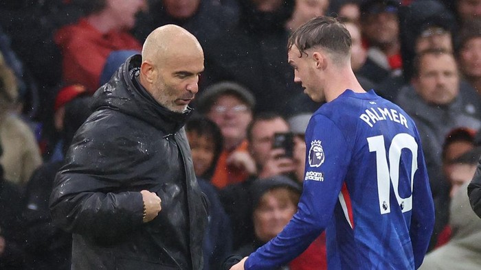 MANCHESTER, ENGLAND - SEPTEMBER 20: Cole Palmer of Chelsea with Enzo Maresca manager / head coach of Chelsea as he is substituted with an injury during the Premier League match between Manchester United and Chelsea at Old Trafford on September 20, 2025 in Manchester, England. (Photo by Marc Atkins/Getty Images)