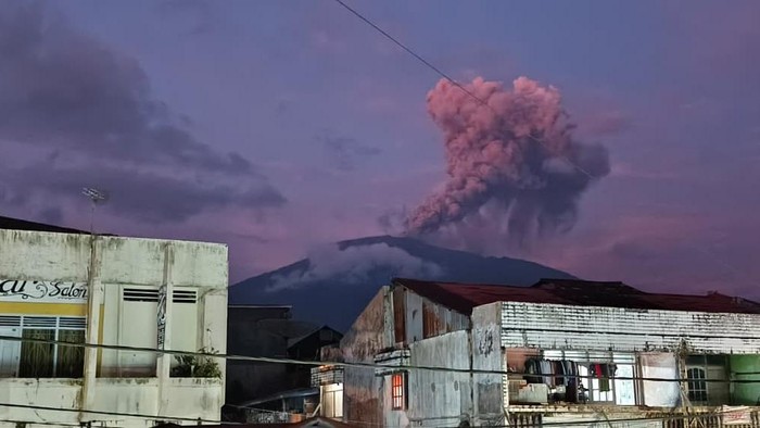 Erupsi Gunung Marapi, Sumbar. (Jeka Kampai/detikSumut)